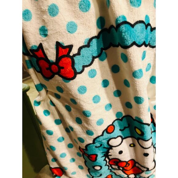 Hello Kitty Christmas 60* 70 throw Hello kitty face mug 16 and gift wrap bundle - Picture 4 of 10